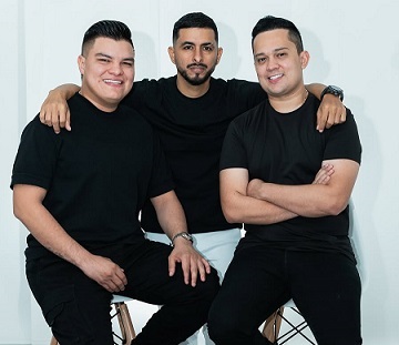 Publican la foto oficial: Luis Campillo, manager general de Oscar Gamarra y Camilo Carvajal.